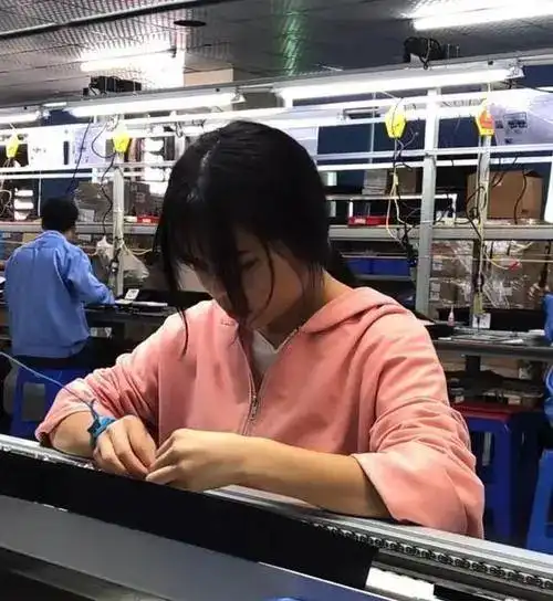 工厂妹着急脱单,拍视频大喊征婚:高矮肥瘦都有,谁要老婆快来挑