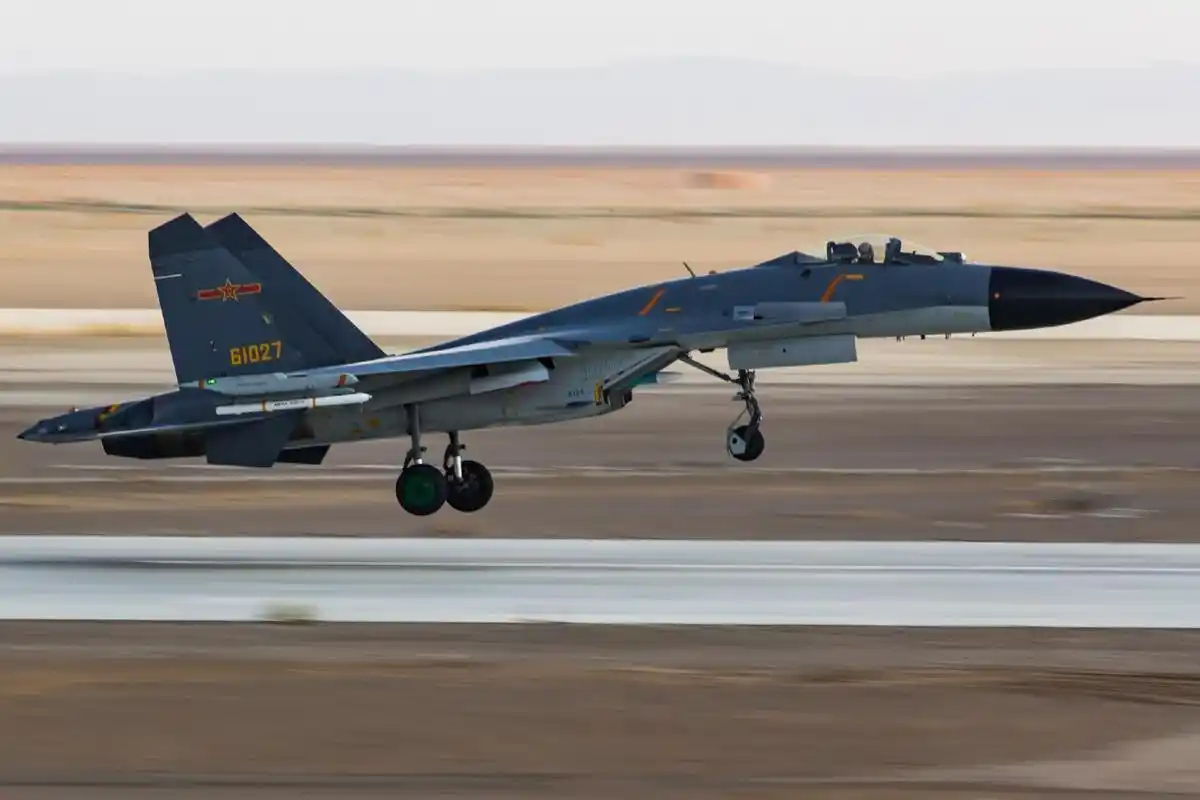 歼-11b成功羞辱外机,对手占据攻击位置反而落荒而逃!