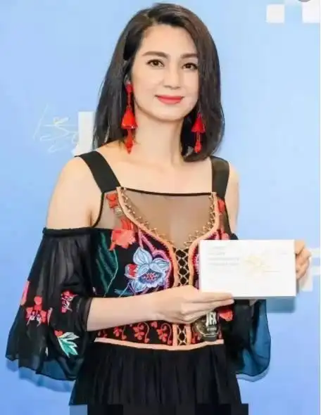 出来受到了张丹峰与女助理事件的影响,想必经历了这么多事之后的洪欣