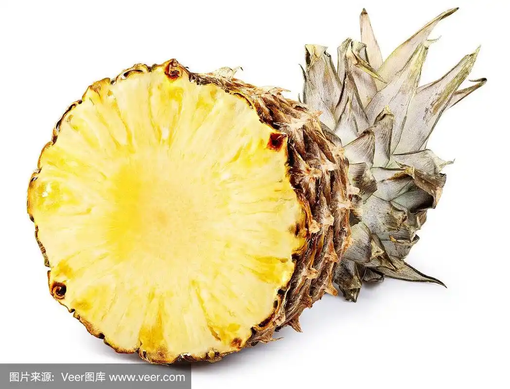 菠萝果实切成孤立的白色