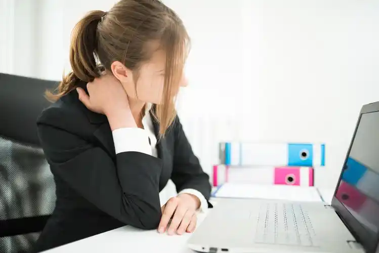 办公室上班脖子疼女人颈椎疼的女人生病的女人难受的女人肩颈疼痛颈部