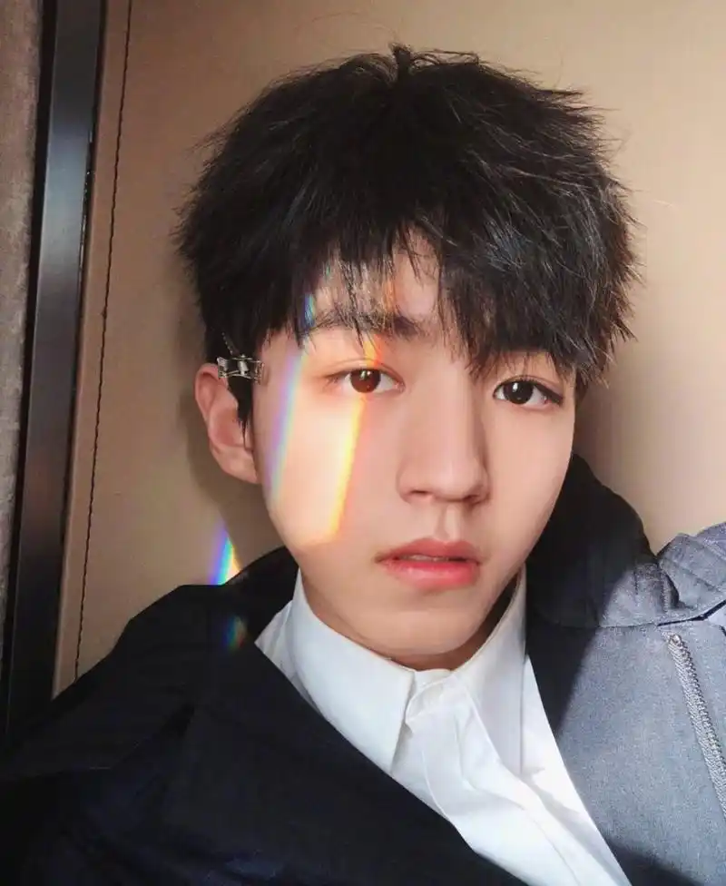 王俊凯的自拍照都很有特点这次也不例外