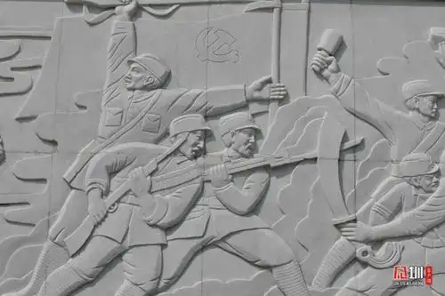 浮雕上烈士们浴血奋战.