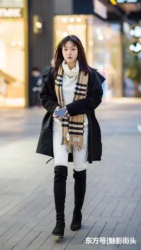 冬季穿紧身牛仔裤的姑娘,搭配一双高筒靴,除了保暖还凸显腿长
