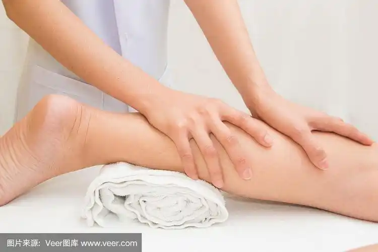 理疗师在日间水疗中心为女士做腿部按摩