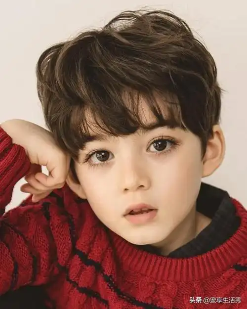 最近很火的这个小孩叫cooper lunde.今年5岁,是加拿大和韩国的混血儿.