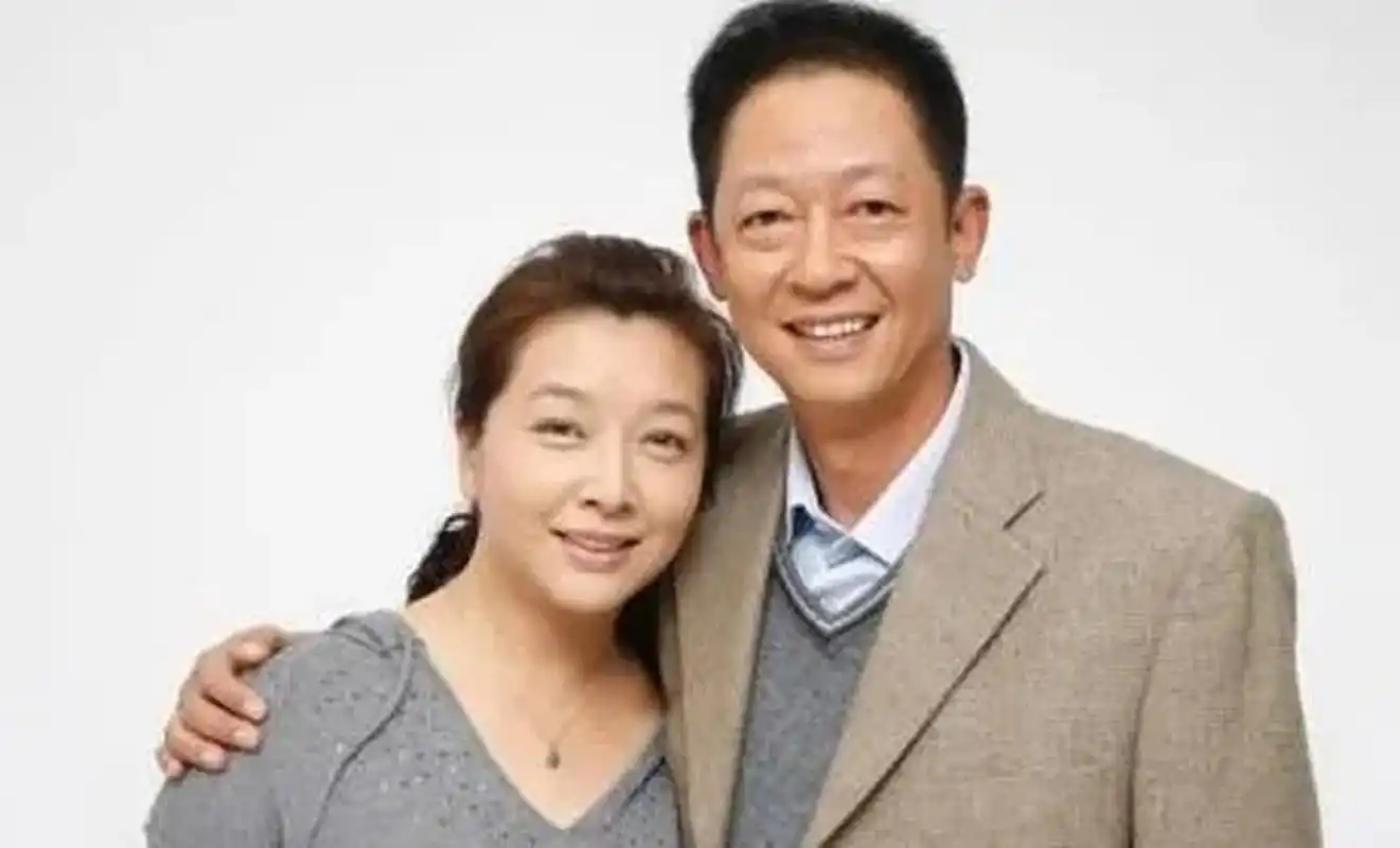 深夜,兰博基尼中国店老板陈坚红轻裹睡衣,品着红酒,对身边的王志文