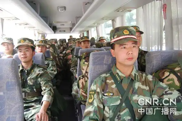 武警警官学院2000官兵在芦山震灾展开救援