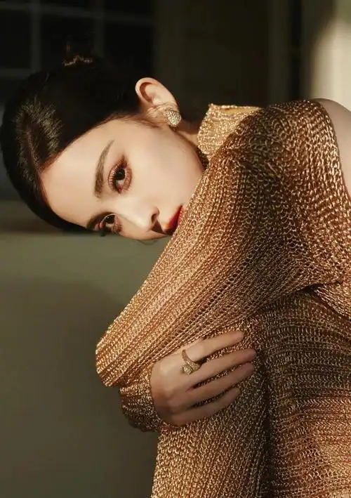 古力娜扎gq直播晒照金色露背长裙这背绝了