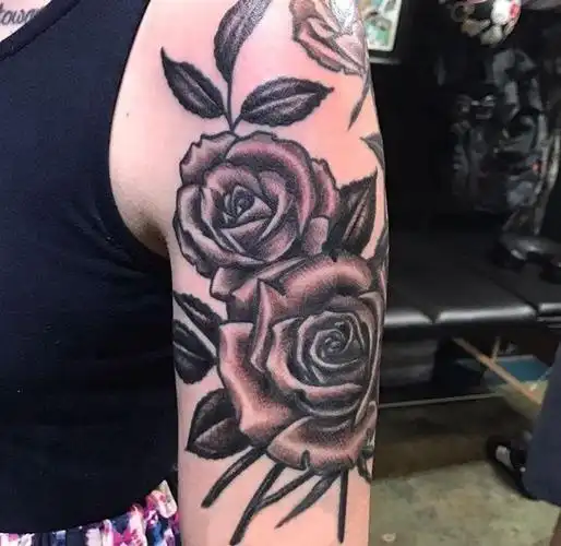 女生手臂上黑灰素描点刺技巧唯美文艺玫瑰纹身图案
