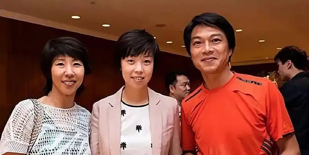 25岁退役的乒乓男神江嘉良,娶百花影后为妻,一家四口都颜值超高