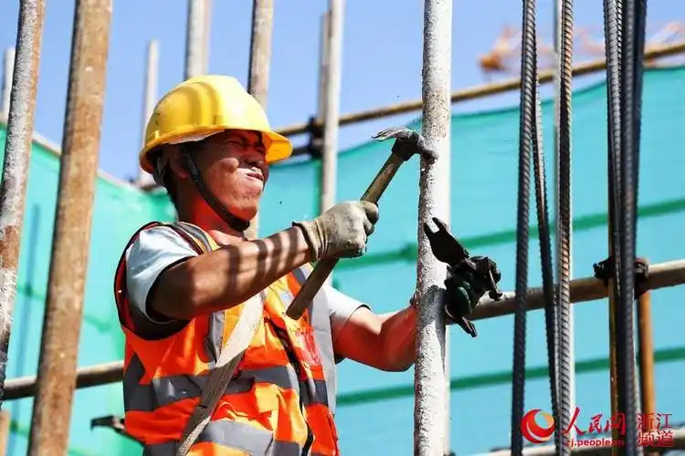 走近烈日下的建筑工人战高温保进度组图
