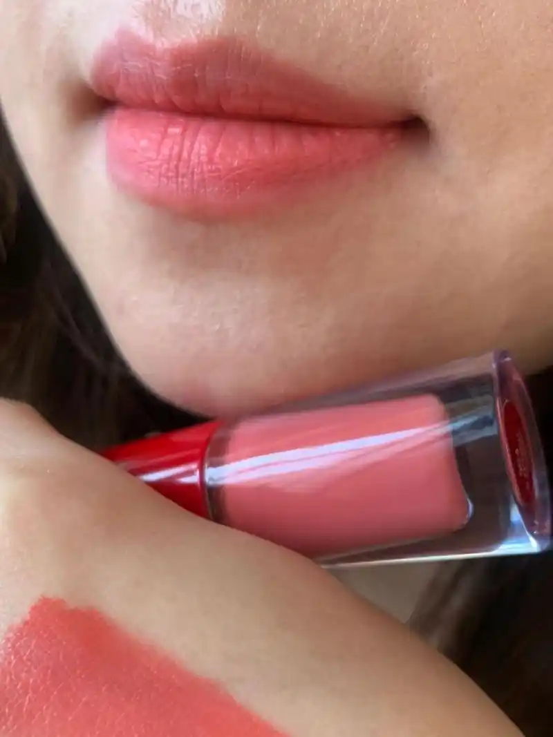 的豆 小胖丁外形小巧可爱,质地轻薄 哑光 阿玛尼小胖丁504是豆沙橘粉