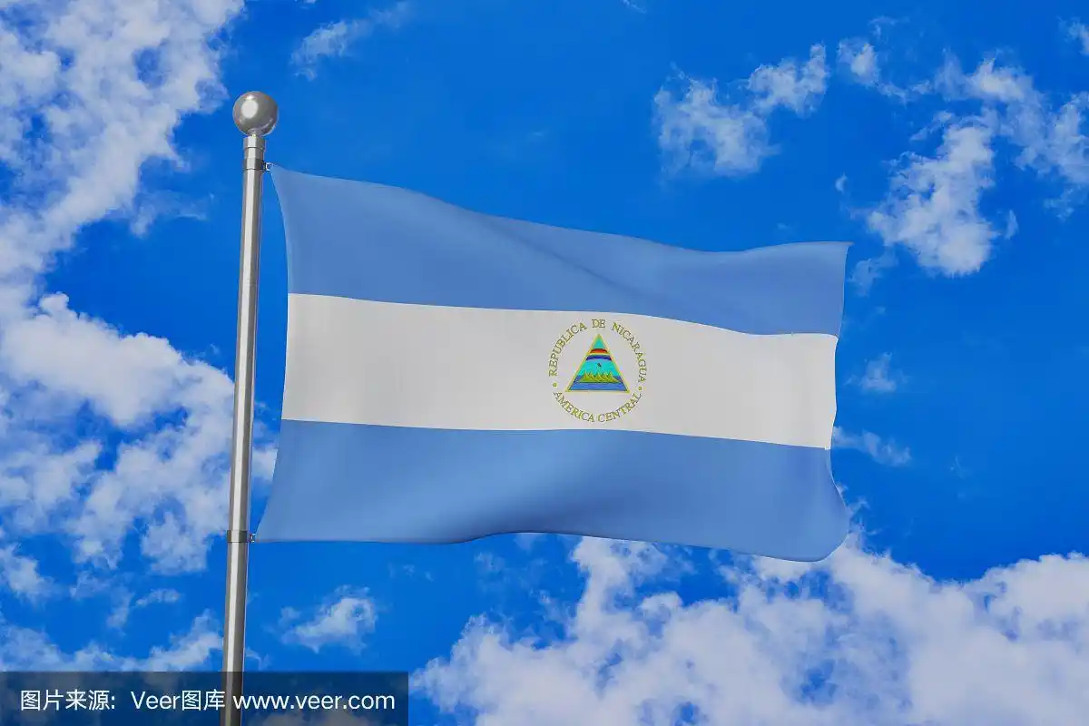 尼加拉瓜国旗孤立地飘扬在蓝色多云的天空中