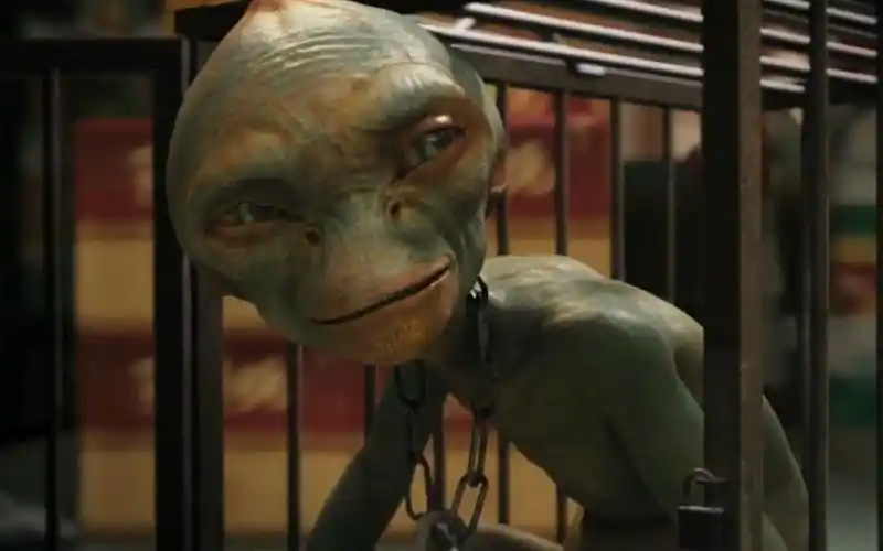 小外星人因为和猴子太像被人类当作宠物饲养一部搞笑奇幻电影