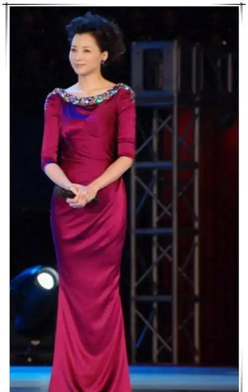 46岁的董卿素颜出镜,这种气质不能用漂亮来形容!_网易订阅