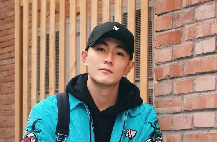 演员吴旭东确诊癌症!高中时发现右腿比左腿粗,未重视后悔莫及