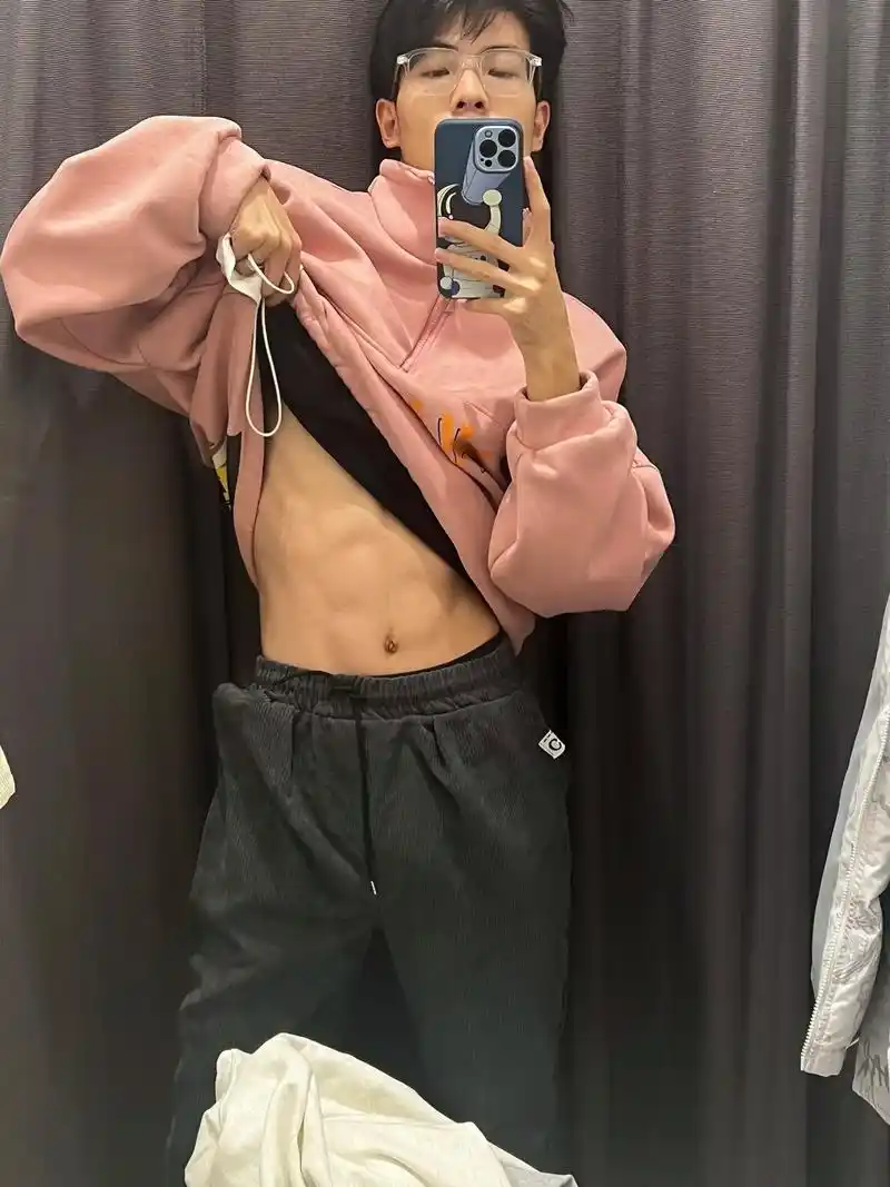 饿饿#top #腹肌 #对镜拍 - 抖音