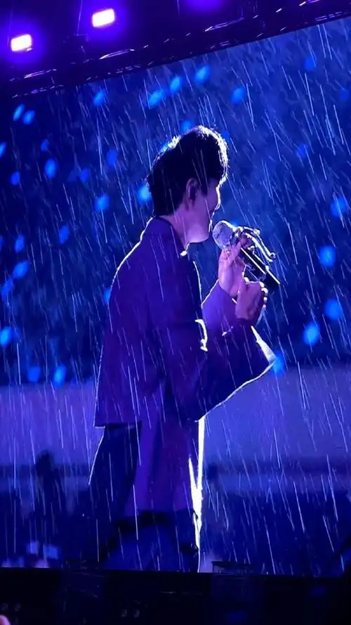 林俊杰月底苏州见#  分享一些俊俊在雨中的神图  即使自己已经全身