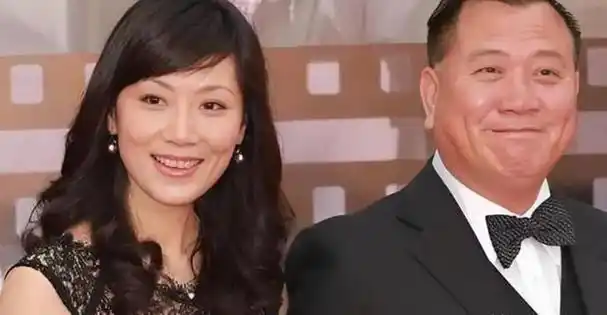 66岁万梓良定居湖南小县城!与小15岁空姐娇妻下馆子,夫妻秀恩爱