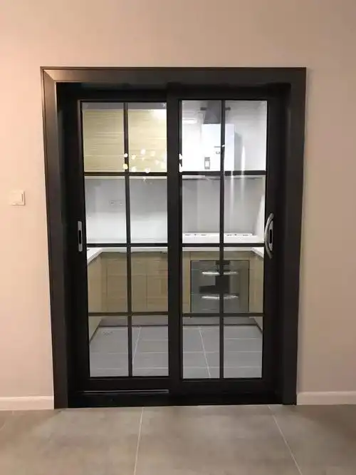 小户型厨房门你会选择怎样的颜色黑色白色还是原木色