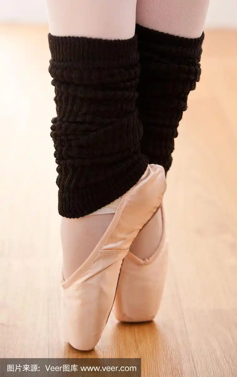 一个天才芭蕾舞演员踮着脚尖的特写