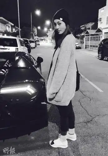 王棠云肚子凸出疑怀孕 余文乐晒老婆照片秀恩爱