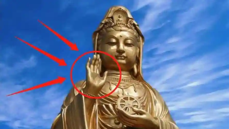 菩萨显灵普陀山菩萨用手掌挡台风千万民众扣头拜谢