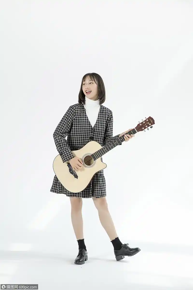 文艺女性弹吉他
