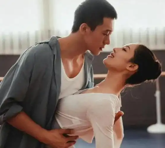 钟楚曦的男友们个个8块腹肌又苏又帅简直不要太欲