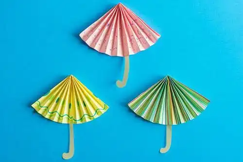 小班手工,简单折纸粘贴一把小雨伞6,漂亮的雨伞,说不定会启发孩子成为