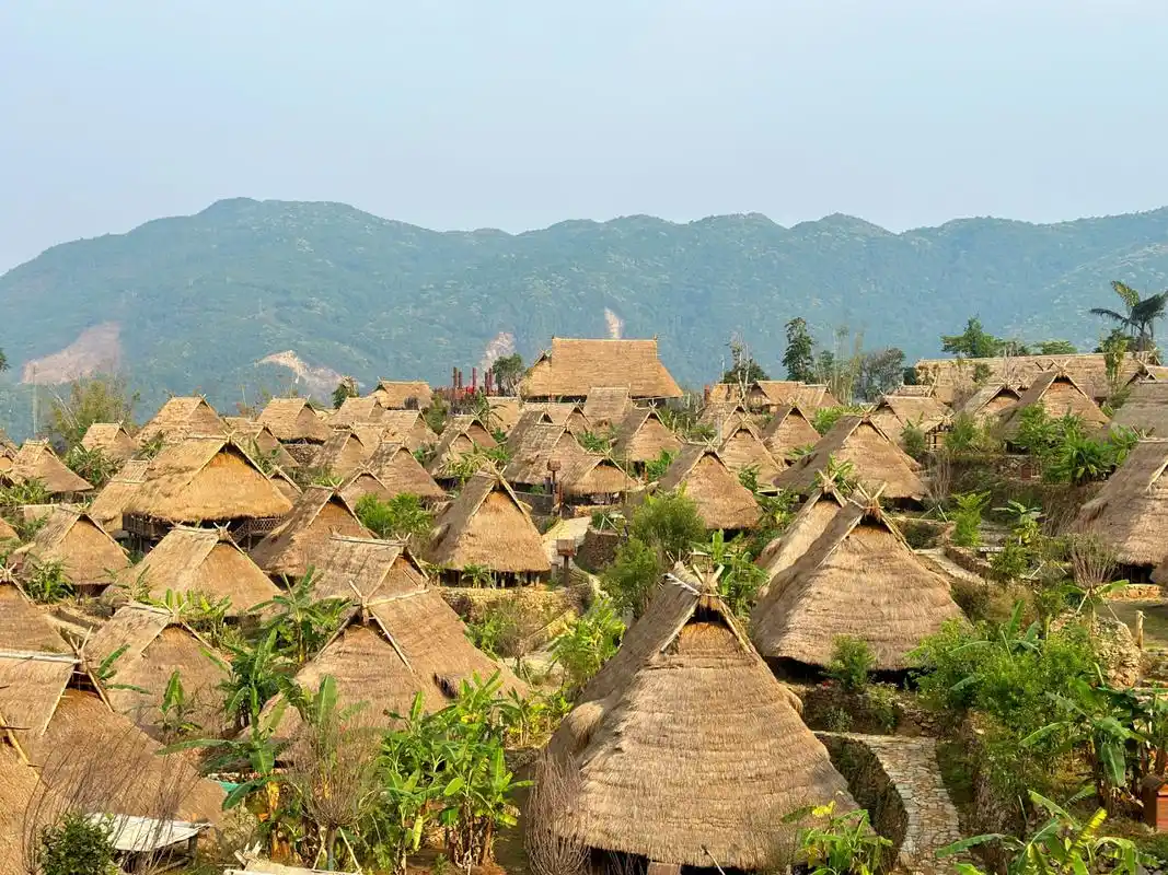 沧源秘境 ～ 翁丁古寨 感受一波佤族的点头摸你黑仪式,进入古寨由上
