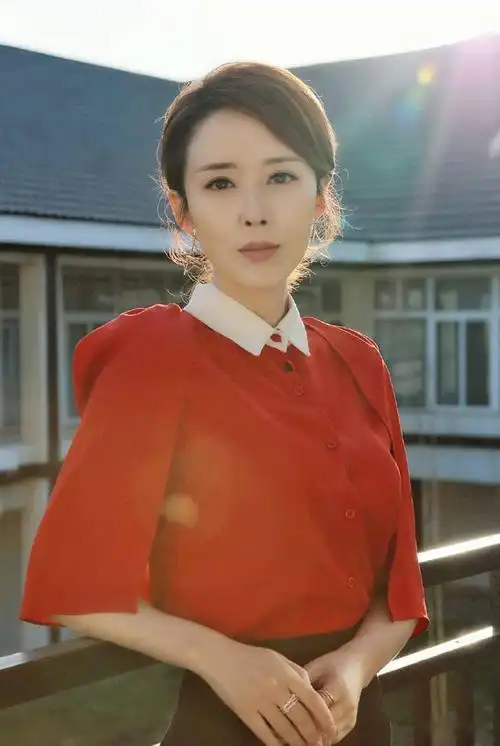 有一种知性优雅叫颜丹晨43岁依然成熟妩媚美得惊艳