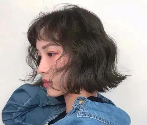 今年流行王炸发型毛毛卷短发