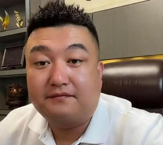 闲人李老板的真实身份是啥媳妇给他洗脚靠家庭地位圈粉700万