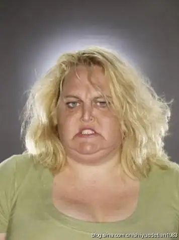 肥胖的尼基被认为是"丑人模特"曲线最美的女人