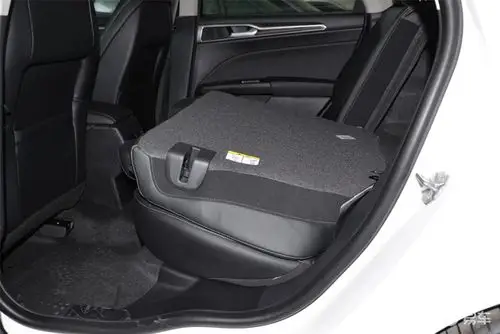 蒙迪欧后备厢空间表现还可以,旅途出行有大件物品的话,可以放倒后排