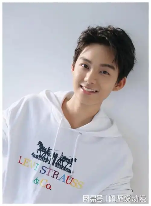 黄毅一个阳光帅气迷人十足的小伙子,非常清纯干净!