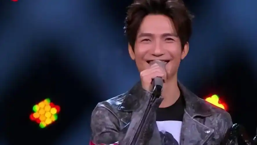 王源一个拿得出手的代表作也没有,却能坐在评委席去评价像江美琪