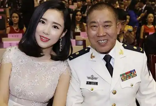 嘴歪且丑的杜旭东,因形象演一辈子丑角,妻子女儿却貌美如花