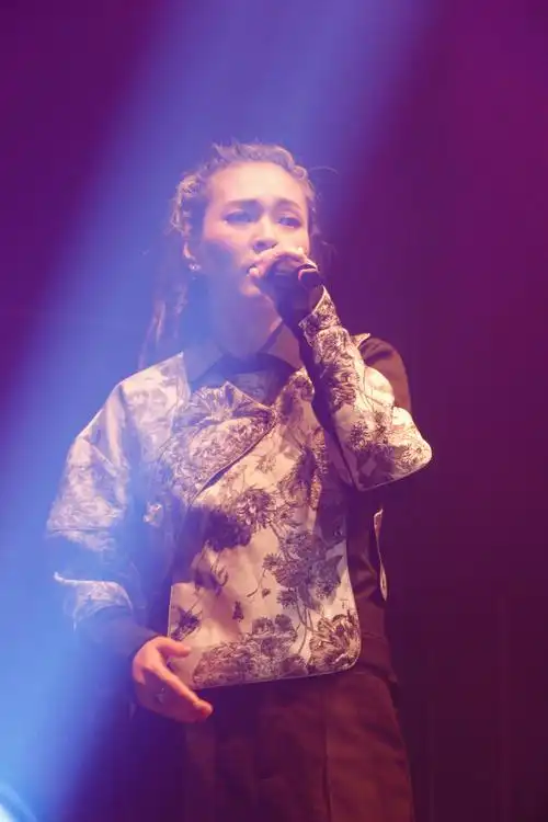 毕夏以标志性的脏辫,暗黑摇滚风装扮闪亮登场,受邀作为中国好声音live