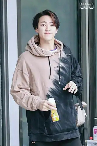 赞多力丸图楼持更上班照ins