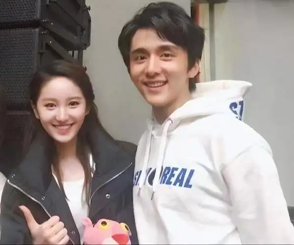 照片中张新成戴着墨镜,李兰迪身穿棕色短袖,倒颇有几分情侣旅游的氛围