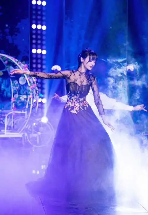 郑爽穿晚礼服跳舞