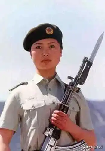 一张张照片带我们了解建军92年来军服和军帽的演变