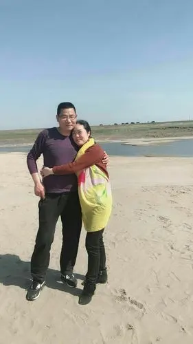 温柔的小女人依偎在老公的怀里,幸福感爆棚,有没有.