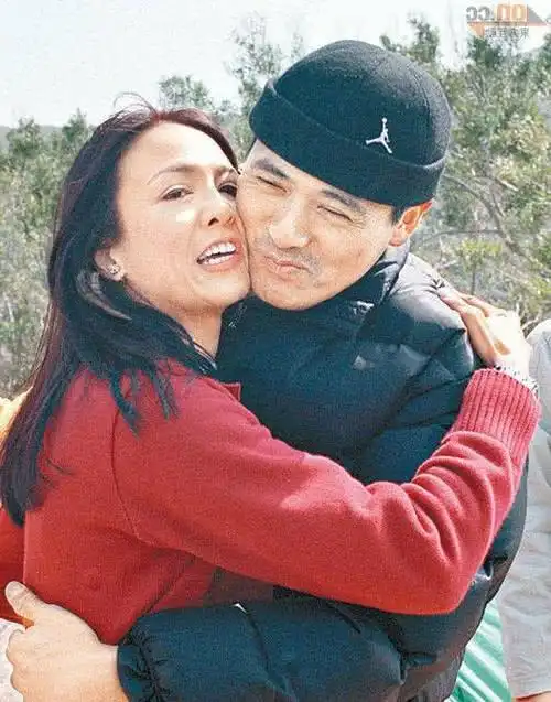 成龙曝郑裕玲当年拍戏时,周围全是男人注视着她,网友:着迷了|郑裕玲|