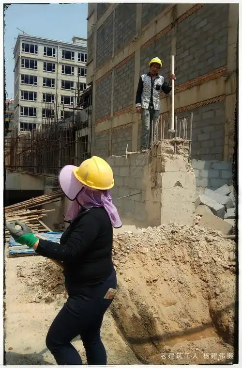 将近中午的建筑工地上干活的工人