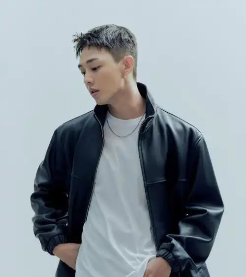 33岁刘亚仁登画报封面八套黑白灰造型完美演绎不羁熟男气质