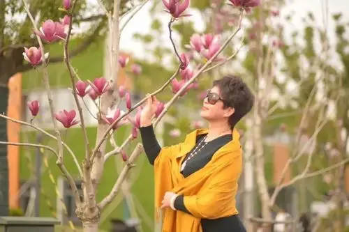 硬核!大妈高难度合影pose火了,网友:只会比剪刀手的自己很羞愧